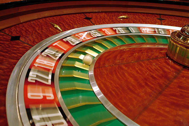 Live Texas Poker table on nono4d mobile app showing hole cards, community cards, and betting interface